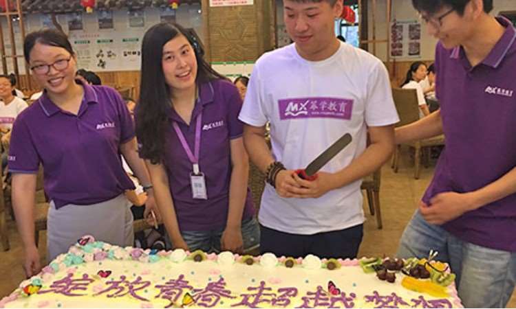 南京幂学给集训学员过生日