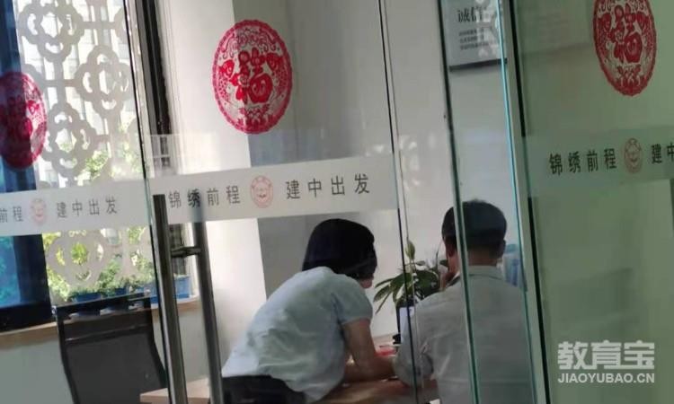 现场指导学员学习